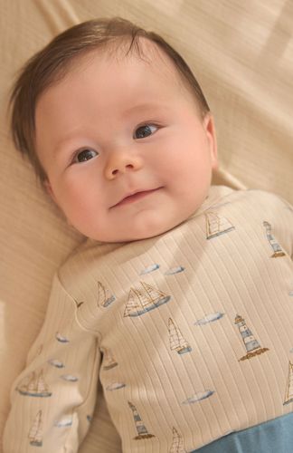 En Fant ribbet body til baby - fog
